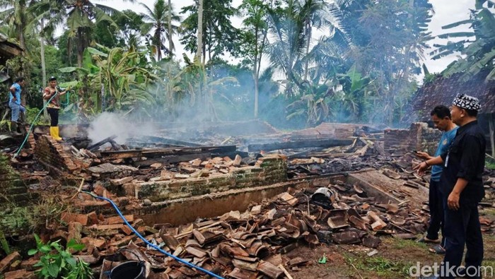 odgj bakar rumah orang tuanya di banyuwangi