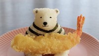 Seniman makanan itu aktif mengunggah kreasinya di Instagram dan Twitter dengan nama akun @onigirigekijo. Salah satu kreasinya adalah beruang kutub yang sedang memegang ebi tempura. Foto: Instagram @onigirigekijo