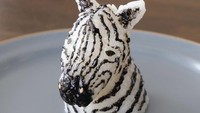 Koleksi onigiri dari seniman makanan ini lebih beragam. Ada onigiri berbentuk zebra yang tampak mirip aslinya. Foto: Instagram @onigirigekijo