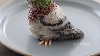 Burung juga bisa dijadikan kreasi bentuk onigiri. Diberikan paduan nasi putih dan nori, serta cincangan daun untuk detail warna hijau. Foto: Instagram @onigirigekijo