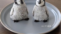 Tak kalah menggemaskan, ada juga onigiri berbentuk penguin. Dasarnya seperti onigiri pada umumnya karena berbentuk segitga dengan tambahan nasi berbentuk bulat untuk kepalanya. Foto: Instagram @onigirigekijo