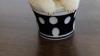 Siapa menyangka kalau onigiri bisa memiliki bentuk unik seperti kucing yang menggemaskan ini. Warnanya agak kecokelatan karena diberikan shoyu. Foto: Instagram @onigirigekijo