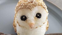 Onigiri berbentuk burung hantu mungil ini juga tampak menggemaskan. Pada bagian atasnya diberikan mayones yang dibakar menggunakan flame gun. Untuk memberi kesan seperti bulu burung. Foto: Instagram @onigirigekijo