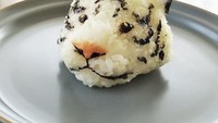Meski hanya berupa kepala harimau putih, onigiri juga tetap terlihat lucu menggemaskan. Tampilannya benar-benar mirip dengan loreng harimau dan dibuat dari nori. Foto: Instagram @onigirigekijo