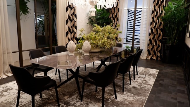 Anita Boentarman juga berkreasi dengan ruang makan. Bedanya, ia mengemas ruangan tersebut dengan elemen-elemen maskulin dalam permainan warna monokrom. Idenya adalah ruang makan yang berubah sebagai gentleman area bagi para bapak-bapak yang ingin berkumpul, katanya. (Foto: Dok. Tim Muara Bagdja)