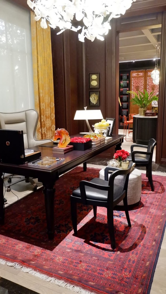 Meski setiap era memiliki karakter desain yang berbeda, interior yang ditampilkan terasa menyatu sama lain sesuai dengan kreativitas masing-masing desainer interior. Kelompok desainer yang menangani interior neo klasik terdiri dari Agam Riadi, Anita Boentarman, Roland Adam, Sammy Hendramianto S., Shirley Gouw, dan Vivianne Faye. (Foto: Dok. Tim Muara Bagdja)