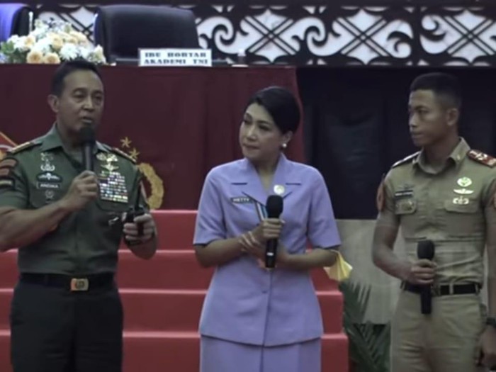Panglima TNI Jenderal Andika Perkasa menegaskan semua prajurit memiliki kesempatan sama berkarier di TNI, bukan tergantung profesi orang tua.