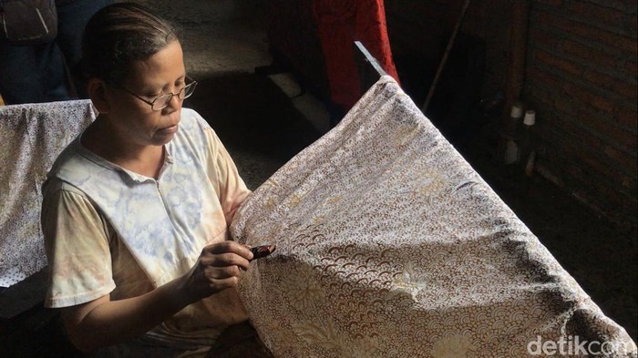 Para Pembatik di Sanggar Batik Pusaka Beruang milik Santoso Hartono di Desa Karangturi, Kecamatan Lasem, Kabupaten Rembang, Kamis (22/9/2022).