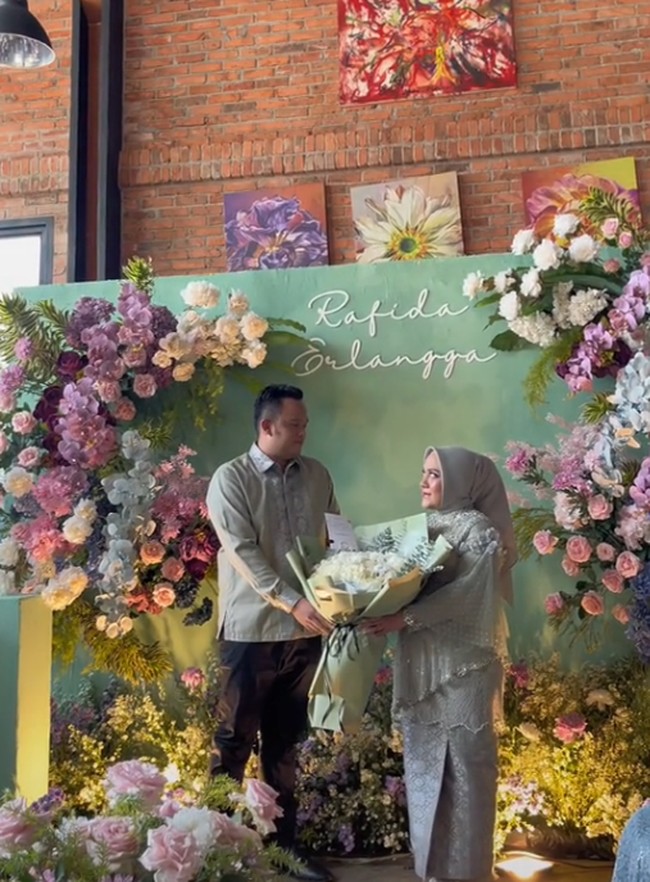 Video unggahannya viral di media sosial dan mendapatkan beragam komentar dari warganet. Cukup terhibur, karena banyak yang mendukung, ada juga beberapa yang cukup aneh atau kaget mungkin ya. Tetapi semua bebas berpendapat. Aku gak ambil pusing, karena mereka ga akan pernah merasakan di posisi aku, sebut Reda. Di akhir wawancara, ia menambahkan bahwa rezeki, jodoh, dan maut itu semua sudah Allah SWT yang atur. Manusia hanya dapat berusaha saja yang terbaik. Foto: Dok. TikTok @incessshhhh.