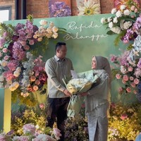 Video unggahannya viral di media sosial dan mendapatkan beragam komentar dari warganet. Cukup terhibur, karena banyak yang mendukung, ada juga beberapa yang cukup aneh atau kaget mungkin ya. Tetapi semua bebas berpendapat. Aku gak ambil pusing, karena mereka ga akan pernah merasakan di posisi aku, sebut Reda. Di akhir wawancara, ia menambahkan bahwa rezeki, jodoh, dan maut itu semua sudah Allah SWT yang atur. Manusia hanya dapat berusaha saja yang terbaik. Foto: Dok. TikTok @incessshhhh.