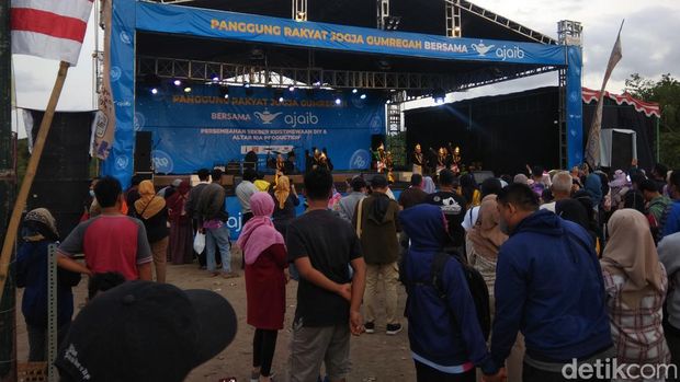 Pasar malam Sekaten Jogja 2022 digelar 16 September hingga 16 Oktober 2022 di eks kampus STIE Kerjasama, Jalan Parangtritis Km 3, Sewon, Bantul, DIY.