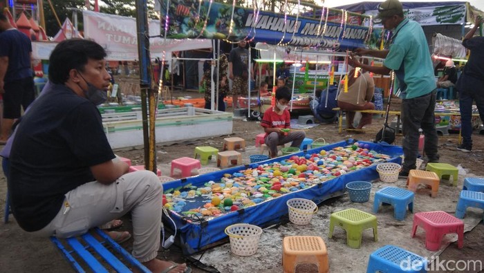 Pasar malam Sekaten Jogja 2022 digelar 16 September hingga 16 Oktober 2022 di eks kampus STIE Kerjasama, Jalan Parangtritis Km 3, Sewon, Bantul, DIY.