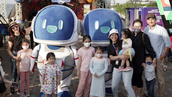 Patung Raksasa Airo Mejeng di PIK Astro bekerjasama dengan Museum of Toys meluncurkan 1ntersellar di Cove Batavia PIK, Jakarta. Dalam acara itu dihadirkan patung Airo setinggi 2,5 meter.