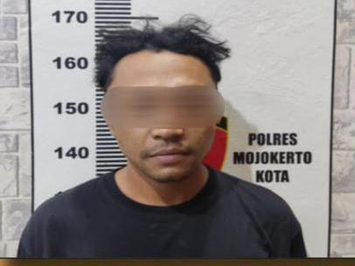 Pelaku penganiayaaan saat diamankan di kantor polisi