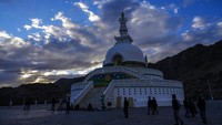 Sejumlah pengunjung berjalan menuju biara Buddha Shanti Stupa yang berada di antara pengunungan.