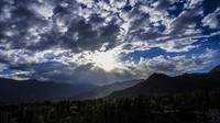 Awan yang indah membayangi pemandangan di pegunungan Leh.