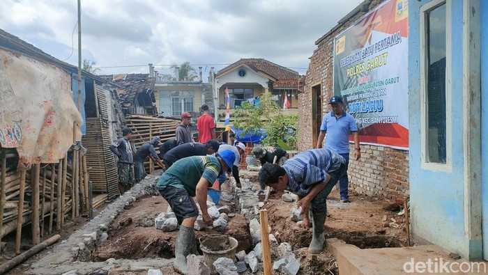 Pembangunan rumah Undang di Garut