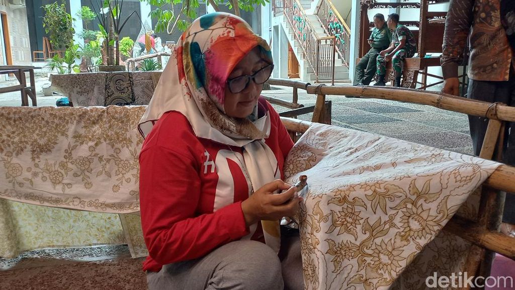 Momen Istri Pejabat Tawar Batik Tulis di Sragen Saat Tak Ada Iriana Jokowi