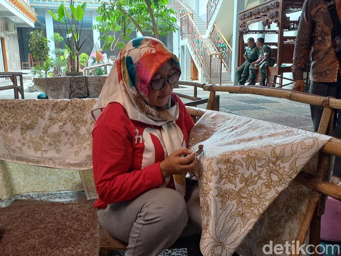Pemilik sentra batik Windasari sekaligus istri Kades Kliwonan, Sragen, Wiwin Muji Lestari, Kamis (22/9/2022).