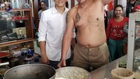 Kalau ini momennya mencicipi kopi tradisional di Kopi Asiang yang ada di Pontianak. Di sana ia bertemu langsung dengan Asiang, sosok peracik kopi legendaris yang tampil tanpa baju. Foto: Instagram @rharyantoracing