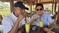 Pergi ke Yogyakarta, Rio pamer makan  di salah satu restoran tradisional di sana. Ia tampak memesan bakwan jagung dan aneka makanan lainnya. Foto: Instagram @rharyantoracing