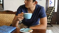 Penggemar berat kopi, jika sedang tidak ada agenda pertandingan balap mobil, pembalap berusia 29 tahun ini suka menghabiskan waktunya di kafe untuk ngopi. Foto: Instagram @rharyantoracing