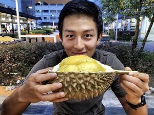 Penggemar Durian, Rio Haryanto Rela ke Singapura Demi Makan Durian