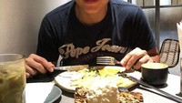 Sementara kalau foto ini, Rio tengah menikmati hidangan steak dengan sajian dessert roti yang disajikan dengan es krim vanilla. Foto: Instagram @rharyantoracing