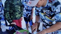 Ikut memancing di lautan, siapa sangka Rio ternyata jago buat sarapan dari sushi di atas kapal. Foto: Instagram @rharyantoracing