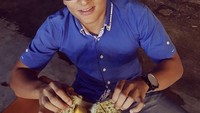 Terakhir ini pose Rio ketika membelah buah durian yang dicicipnya di salah satu toko buah di Singapura. Foto: Instagram @rharyantoracing