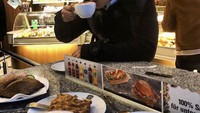 Berada di Frankfurt, Jerman, Rio sarapan dengan secangkir kopi dan aneka pastry yang ada di salah satu kafe di sana. Foto: Instagram @rharyantoracing