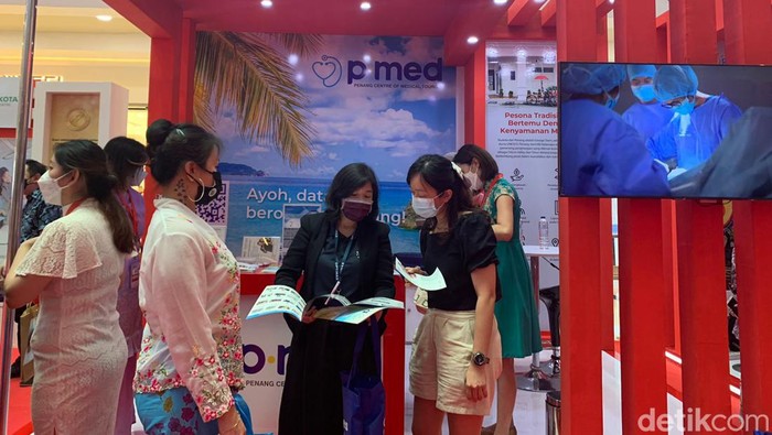 Pengunjung saat berkonsultasi dalam acara Malaysia Healthcare Expo 2022 di Medan