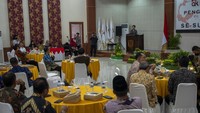 Anggota Dewan Komisioner Otoritas Jasa Keuangan (OJK) Bidang Edukasi dan Perlindungan Konsumen Friderica Widiasari Dewi (podium) memberikan sambutan pada pengukuhan serentak Tim Percepatan Akses Keuangan Daerah (TPAKD) se Sulawesi Tengah di Palu, Sulawesi Tengah, Kamis (22/9/2022).