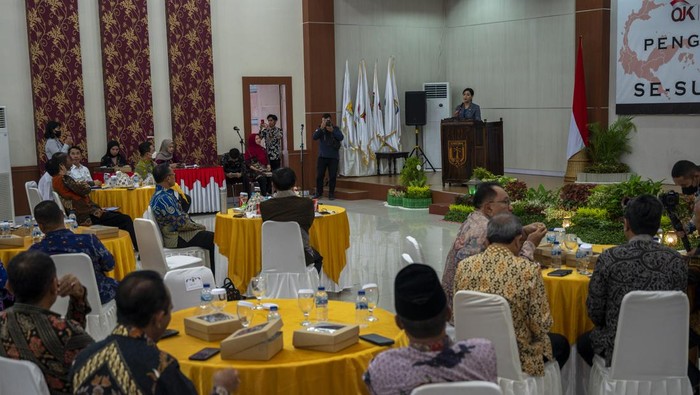 Anggota Dewan Komisioner Otoritas Jasa Keuangan (OJK) Bidang Edukasi dan Perlindungan Konsumen Friderica Widiasari Dewi (tengah) bersama Sekretaris Daerah Sulawesi Tengah Rudy Dewanto (kanan) dan Anggota Komisi XI DPR Muhidin Moch Said (kiri) memberikan keterangan pers usai pengukuhan serentak Tim Percepatan Akses Keuangan Daerah (TPAKD) se Sulawesi Tengah di Palu, Sulawesi Tengah, Kamis (22/9/2022). TPAKD yang pembentukannya difasilitasi OJK diharapkan dapat meningkatkan literasi dan inklusi keuangan di wilayah itu yang saat ini indeksnya baru mencapai 84,56 persen untuk inklusi keuangan dan 39,63 persen untuk literasi keuangan. ANTARA FOTO/Basri Marzuki/wsj.