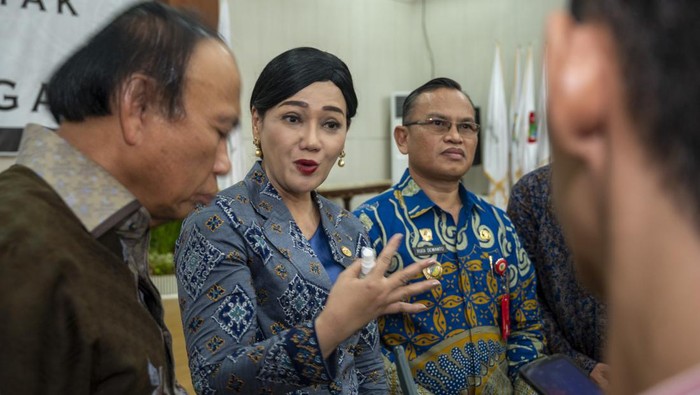 Anggota Dewan Komisioner Otoritas Jasa Keuangan (OJK) Bidang Edukasi dan Perlindungan Konsumen Friderica Widiasari Dewi (tengah) bersama Sekretaris Daerah Sulawesi Tengah Rudy Dewanto (kanan) dan Anggota Komisi XI DPR Muhidin Moch Said (kiri) memberikan keterangan pers usai pengukuhan serentak Tim Percepatan Akses Keuangan Daerah (TPAKD) se Sulawesi Tengah di Palu, Sulawesi Tengah, Kamis (22/9/2022). TPAKD yang pembentukannya difasilitasi OJK diharapkan dapat meningkatkan literasi dan inklusi keuangan di wilayah itu yang saat ini indeksnya baru mencapai 84,56 persen untuk inklusi keuangan dan 39,63 persen untuk literasi keuangan. ANTARA FOTO/Basri Marzuki/wsj.