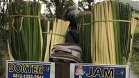 Memanfaatkan situasi, tukang service jam ini mengubah keranjang di motornya untuk berjualan. Berikat-ikat daun kelapa muda dibawanya untuk dijual sebagai pembungkus ketupat saat lebaran tiba. Foto: Twitter/nocontextwarung