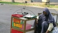 Bikin pelanggan bergidik ngeri, penjual sate kikil ini memberi nama makanannya dengan tak biasa. Sate Singa yang ditulis pada wadah pikulnya ini bikin pelanggan berpikir dua kali untuk membelinya. Foto: Twitter/nocontextwarung
