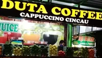Mengambil lahan penjual lain sekaligus, tukang jus buah ini menyulap kedai cappucino cincau jadi jus buah. Siapa yang tak bikin jika melihat tulisan di atasnya cappucino cincau tetapi yang dijual justru jus buah? Foto: Twitter/nocontextwarung