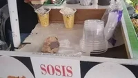 Bagi penggemar sosis bakar tampaknya harus bersabar jika bertemu pelanggan ini. Walaupun foto dan tulisan di gerobaknya menjual sosis bakar, ternyata dirinya menjajakan jagung susu keju. Foto: Twitter/nocontextwarung
