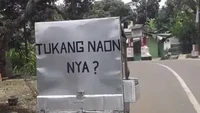 Tukang bakso keliling ini punya cara yang unik untuk menarik pelanggan. Tidak menuliskan dengan jelas makanan yang dijualnya, ia justru mengajak pelanggannya main tebak-tebakan. Foto: Twitter/nocontextwarung