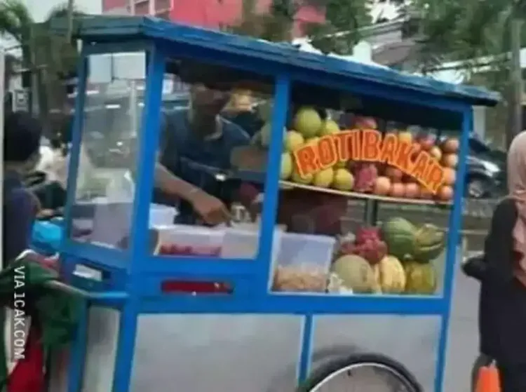 Bikin Ngakak! 10 Pedagang Makanan Ini Salah Pakai Gerobak Saat Jualan