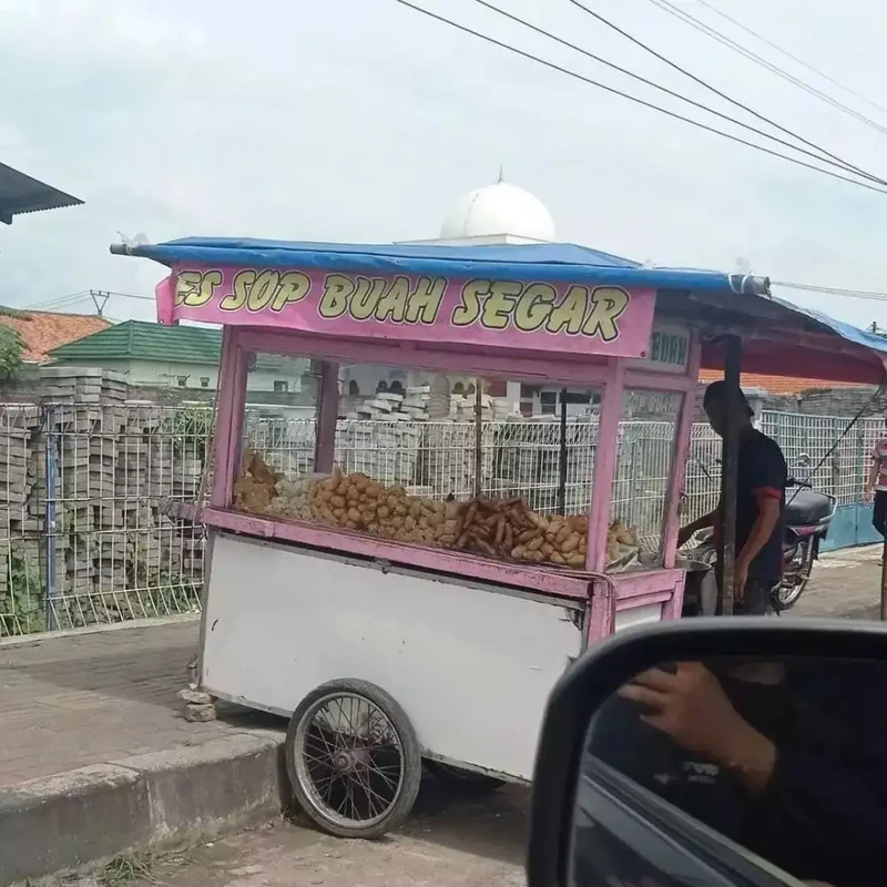 Bikin Ngakak! 10 Pedagang Makanan Ini Salah Pakai Gerobak Saat Jualan