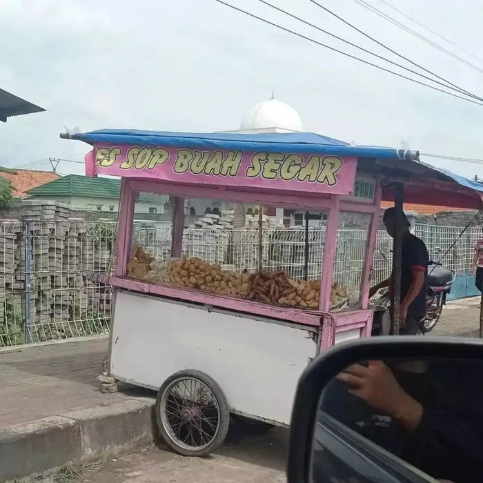 Penjual salah gerobak Bikin Ngakak! 10 Pedagang Makanan Ini Salah Pakai Gerobak Saat Jualan