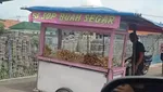 Bikin Ngakak! 10 Pedagang Makanan Ini Salah Pakai Gerobak Saat Jualan