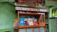 Biasa berjualan malam hari, pedagang soto dan rawon ini ternyata punya produk sampingan. Para pelanggan setianya dijamin kegocek jika melihat gerobak ini pada siang hari. Foto: Twitter/nocontextwarung