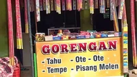 Tak mau ketinggalan momentum, menjelang perayaan tahun baru tukang gorengan ini sementara cuti memasak gorengan. Dirinya memilih menjajakan petasan di atas meja gorengan yang membuat pelanggan jadi kebingungan. Foto: Twitter/nocontextwarung