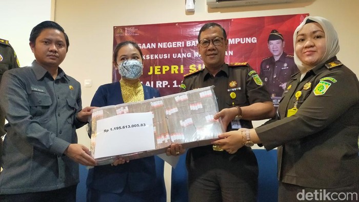 Uang senilai Rp 1,1 miliar disetorkan Kejari Bandar Lampung hasil TPPU Kasus Narkotika (Tommy Saputra/detikSumut)