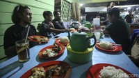 Sebagai pendatang ke kawasan ini, pengunjung akan kaget jika ternyata teko yang disiapkan di atas meja bukanlah untuk minum. 