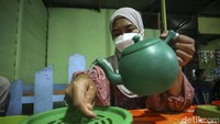 Tentu di wilayah lain teko disiapkan rumah makan untuk menambah air minum yang biasa diisi teh maupun air putih. Namun berbeda dengan teko ini yang disiapkan untuk mencuci tangan sebelum makan.