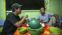 Teko yang berada di atas meja ini tidak dilengkapi dengan pemberitahuan, jika tidak bertanya bisa disalah gunakan untuk minum.